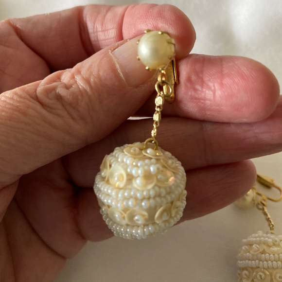 ♥️🖤Host Pick🖤♥️  Faux Pearl and Sequin Clip on Vintage Earrings. Just Darling!! - Picture 2 of 6